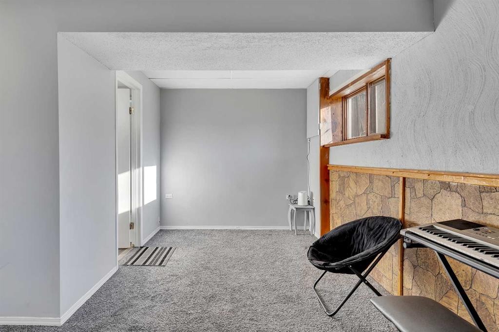 16 Castleglen Crescent Ne, Calgary, AB - Indoor Photo Showing Other Room