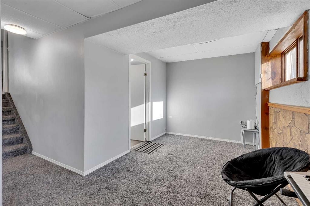 16 Castleglen Crescent Ne, Calgary, AB - Indoor Photo Showing Other Room