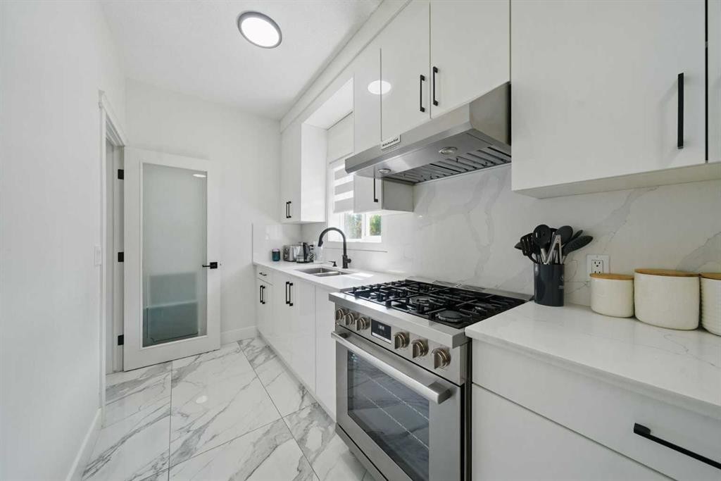 31 Lynx Meadows Court Nw, Calgary, AB - Indoor Photo Showing Kitchen With Upgraded Kitchen