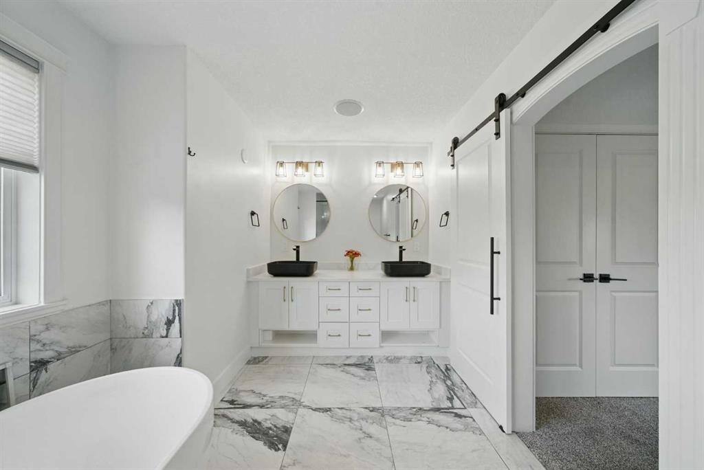 31 Lynx Meadows Court Nw, Calgary, AB - Indoor Photo Showing Bathroom