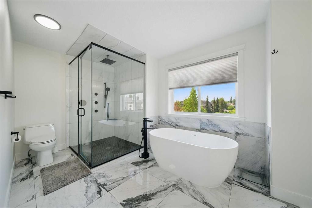 31 Lynx Meadows Court Nw, Calgary, AB - Indoor Photo Showing Bathroom