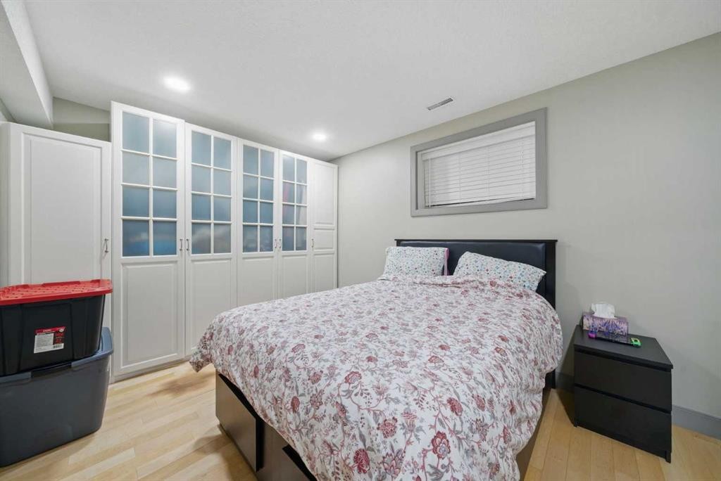 31 Lynx Meadows Court Nw, Calgary, AB - Indoor Photo Showing Bedroom