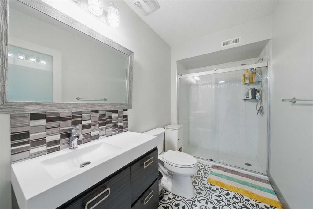 31 Lynx Meadows Court Nw, Calgary, AB - Indoor Photo Showing Bathroom