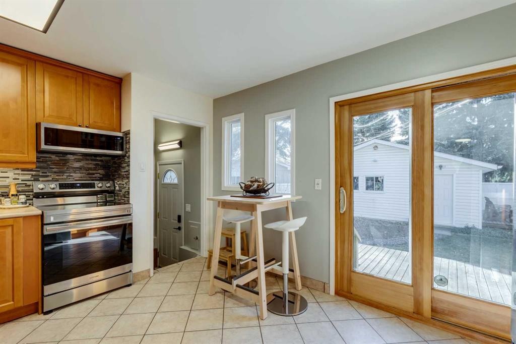 3235 Bearspaw Drive Nw, Calgary, AB - Indoor Photo Showing Kitchen