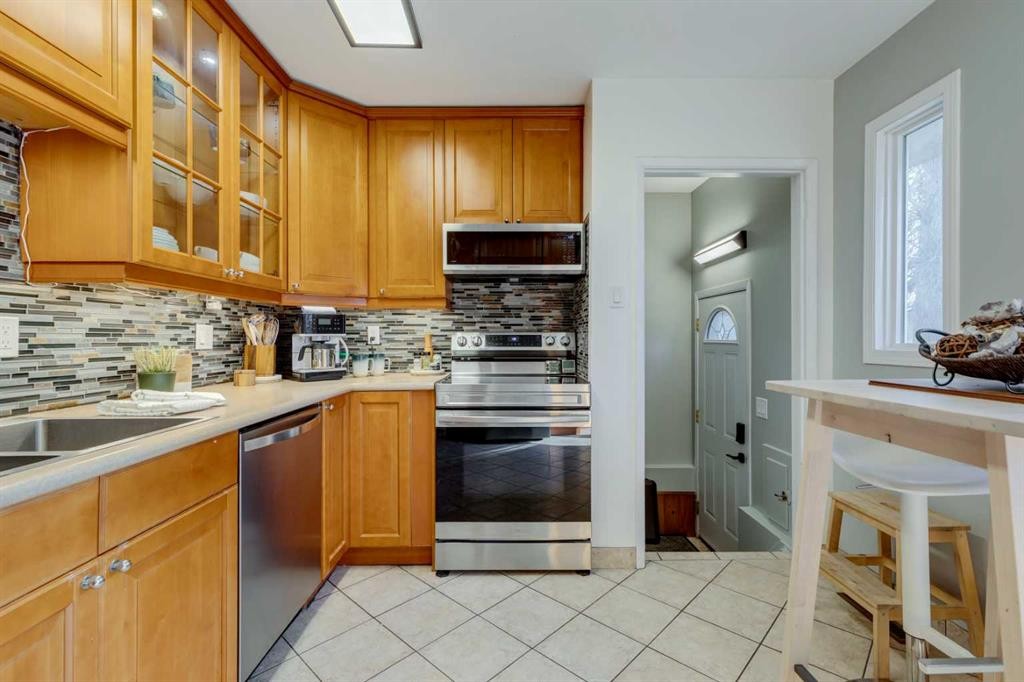 3235 Bearspaw Drive Nw, Calgary, AB - Indoor Photo Showing Kitchen With Double Sink