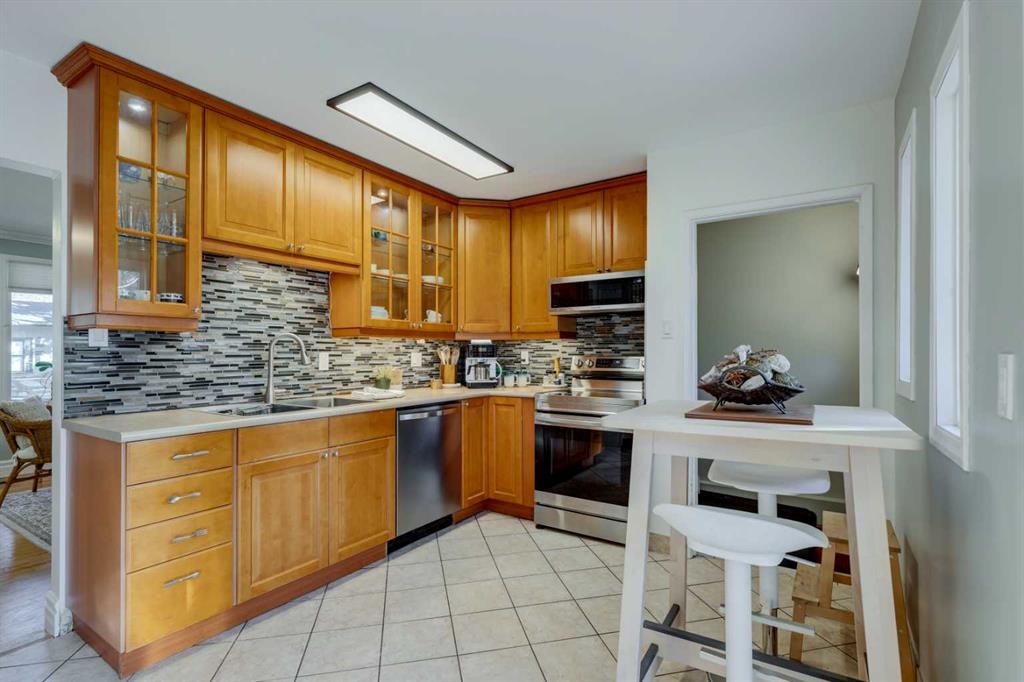3235 Bearspaw Drive Nw, Calgary, AB - Indoor Photo Showing Kitchen