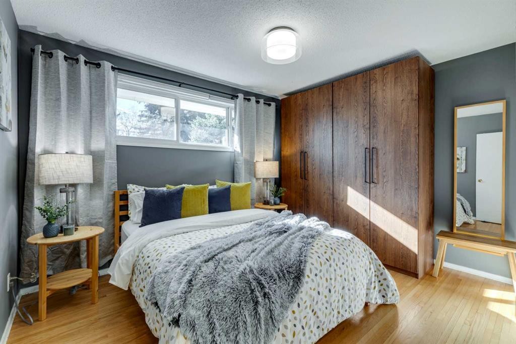 3235 Bearspaw Drive Nw, Calgary, AB - Indoor Photo Showing Bedroom