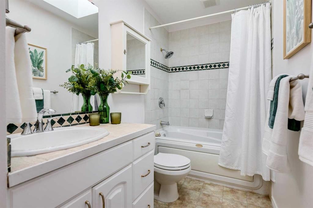 3235 Bearspaw Drive Nw, Calgary, AB - Indoor Photo Showing Bathroom