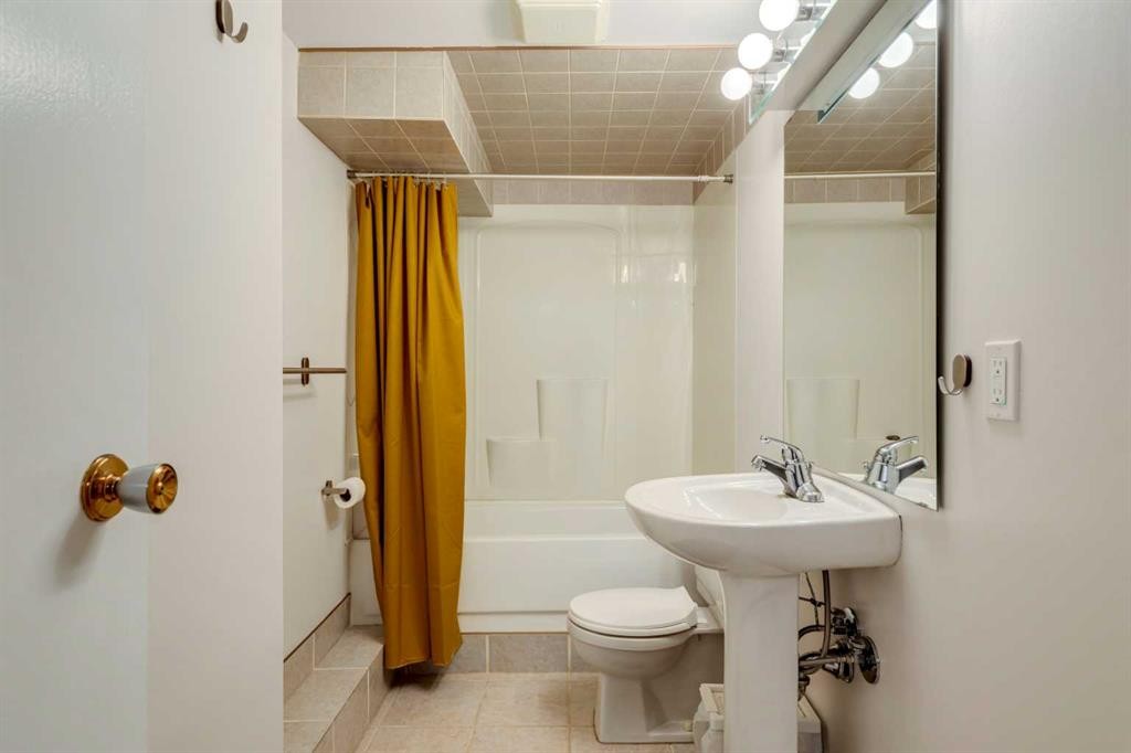 3235 Bearspaw Drive Nw, Calgary, AB - Indoor Photo Showing Bathroom