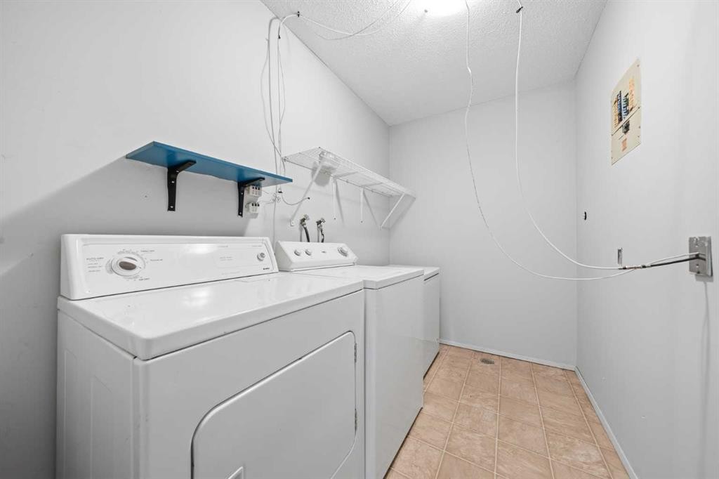 306-2200 Woodview Drive Sw, Calgary, AB - Indoor Photo Showing Laundry Room