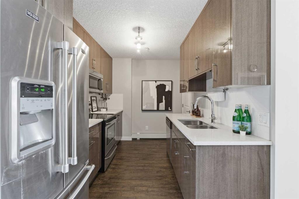 403-607 17 Avenue Nw, Calgary, AB - Indoor Photo Showing Kitchen With Double Sink With Upgraded Kitchen
