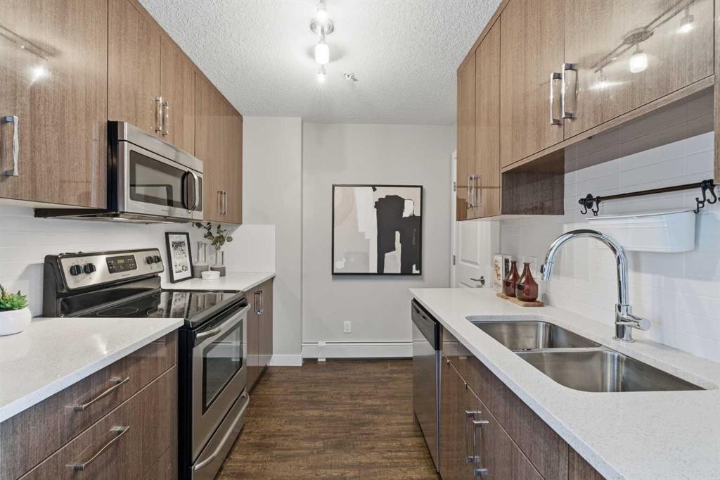 403-607 17 Avenue Nw, Calgary, AB - Indoor Photo Showing Kitchen With Double Sink With Upgraded Kitchen