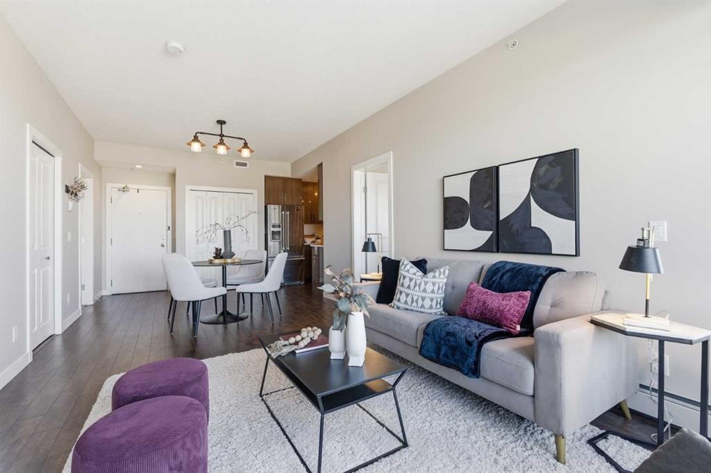 403-607 17 Avenue Nw, Calgary, AB - Indoor Photo Showing Living Room