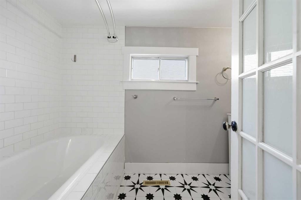 1529 27 Avenue Sw, Calgary, AB - Indoor Photo Showing Bathroom