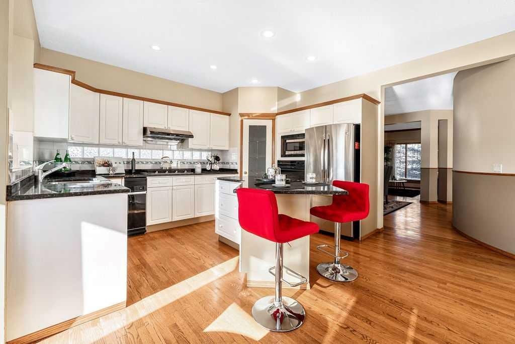 109 Lakeside Greens Drive, Chestermere, AB - Indoor Photo Showing Kitchen With Upgraded Kitchen