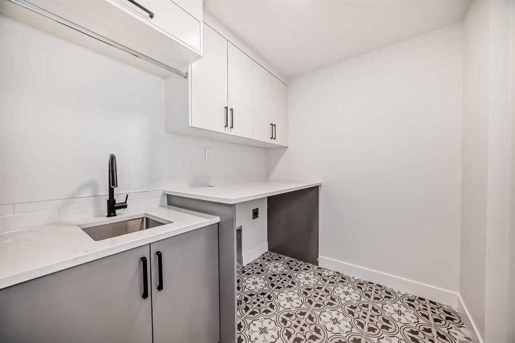 8308 34 Avenue Nw, Calgary, AB - Indoor