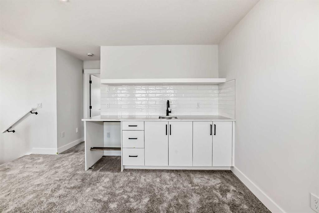 8308 34 Avenue Nw, Calgary, AB - Indoor