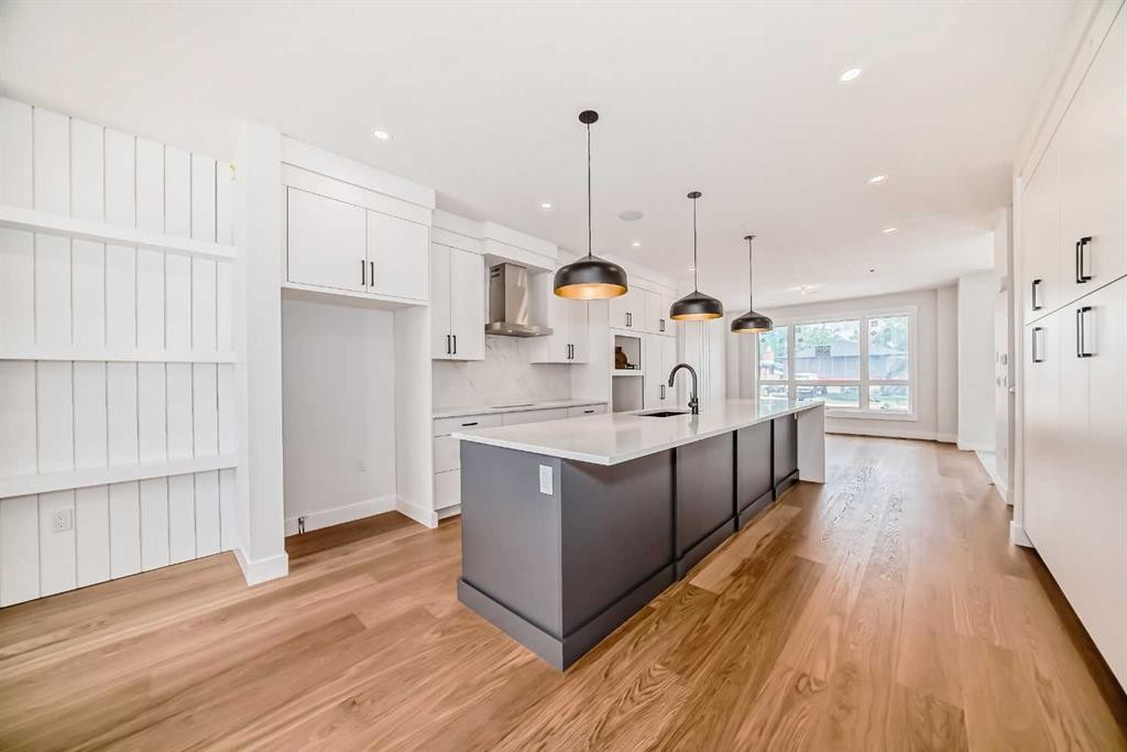 8308 34 Avenue Nw, Calgary, AB - Indoor Photo Showing Kitchen With Upgraded Kitchen