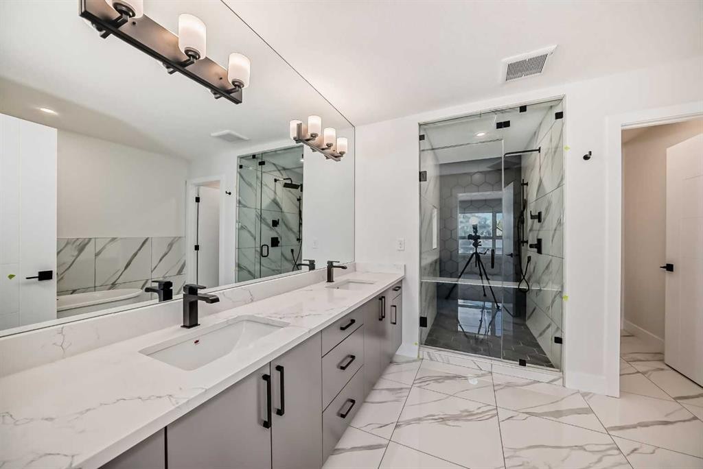 8308 34 Avenue Nw, Calgary, AB - Indoor Photo Showing Bathroom