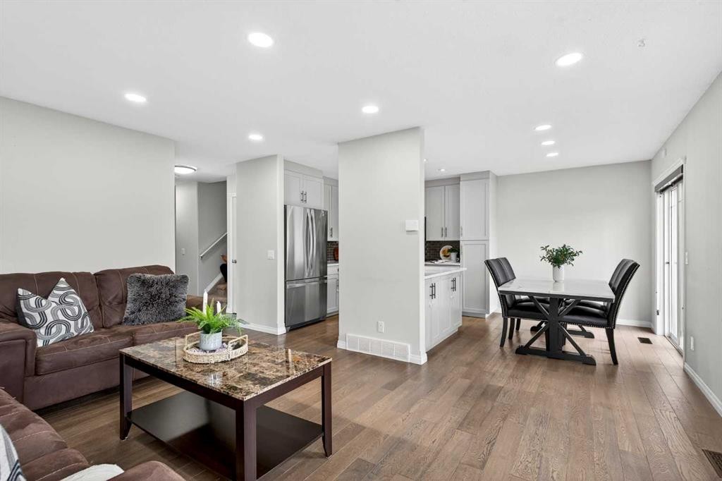 21-102 Canoe Square Sw, Airdrie, AB - Indoor Photo Showing Living Room