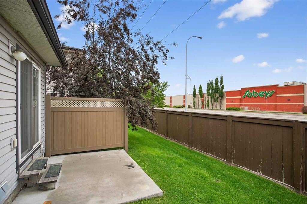 21-102 Canoe Square Sw, Airdrie, AB - Outdoor
