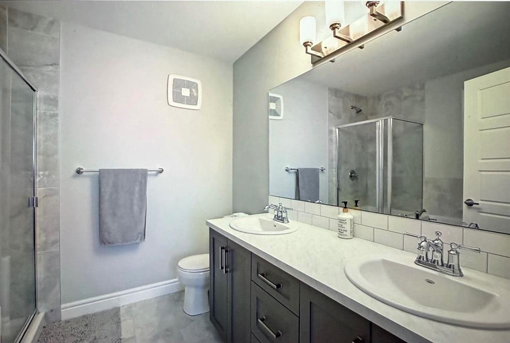 10077 46 Street Ne, Calgary, AB - Indoor Photo Showing Bathroom