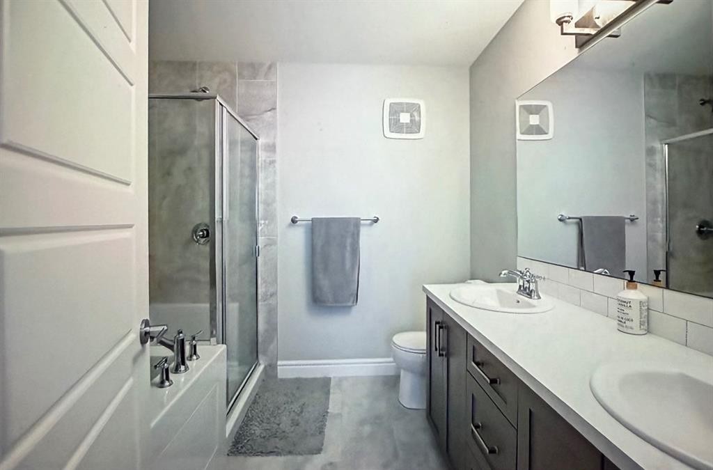 10077 46 Street Ne, Calgary, AB - Indoor Photo Showing Bathroom
