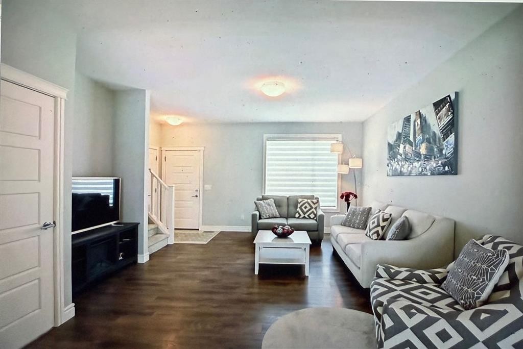 10077 46 Street Ne, Calgary, AB - Indoor Photo Showing Living Room