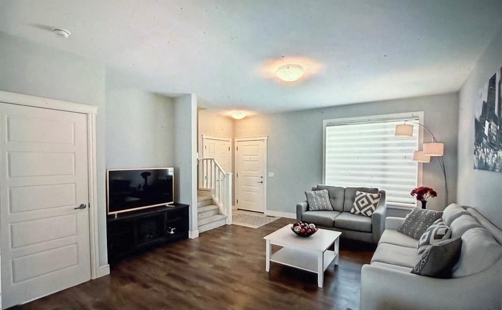 10077 46 Street Ne, Calgary, AB - Indoor Photo Showing Living Room