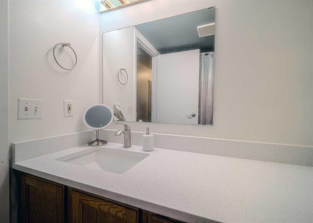 32-1703 11 Avenue Sw, Calgary, AB - Indoor Photo Showing Bathroom