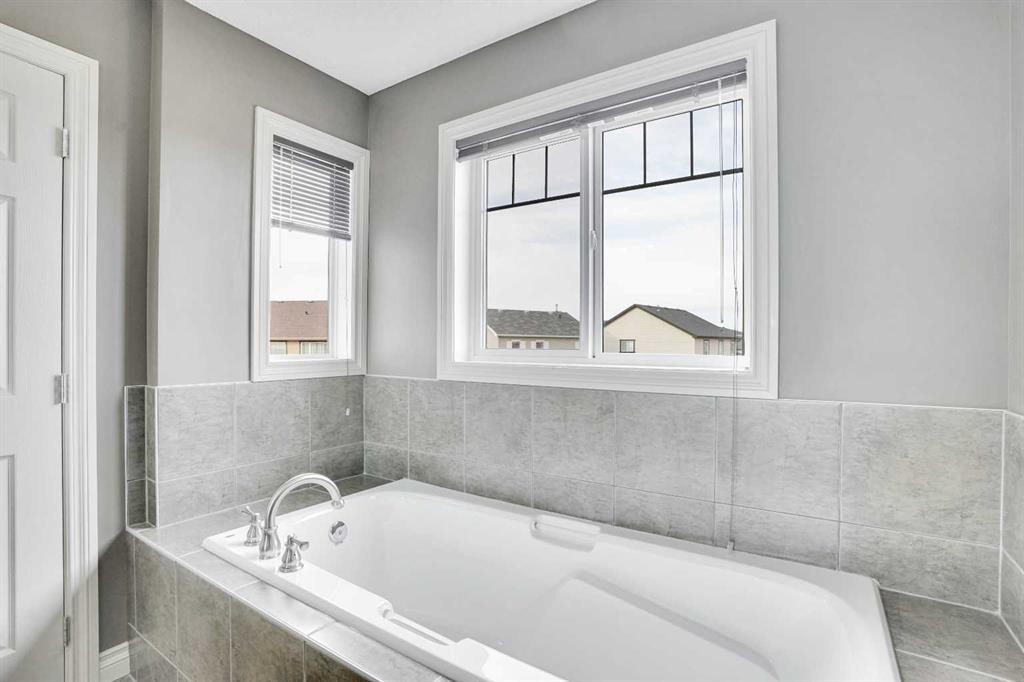 208 Sagewood Landing Sw, Airdrie, AB - Indoor Photo Showing Bathroom