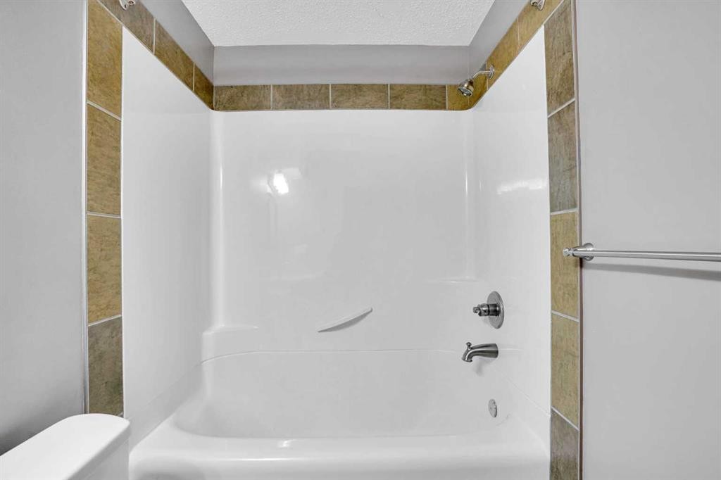 208 Sagewood Landing Sw, Airdrie, AB - Indoor Photo Showing Bathroom
