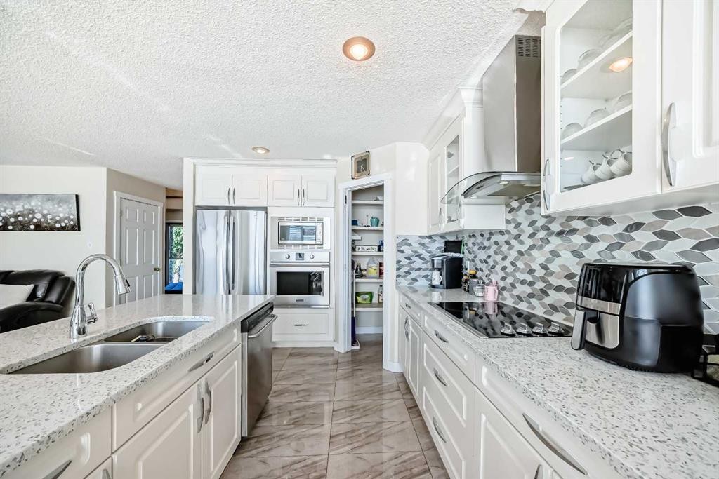 41 Covette Bay Ne, Calgary, AB - Indoor Photo Showing Kitchen With Double Sink With Upgraded Kitchen