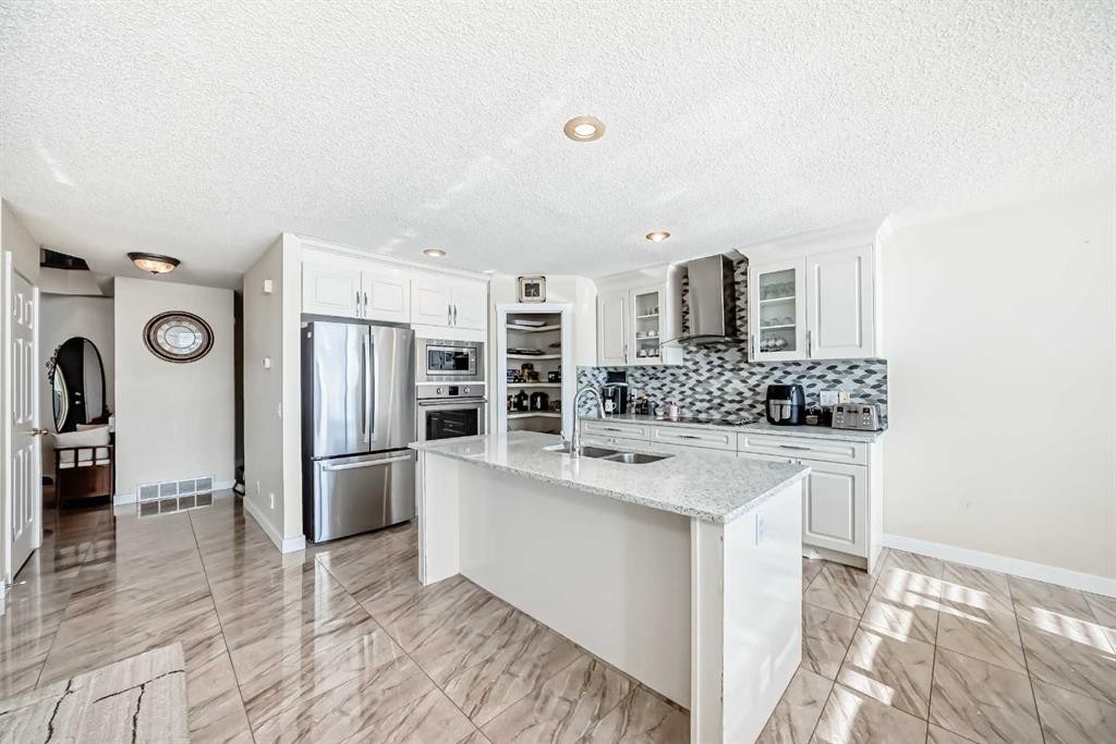 41 Covette Bay Ne, Calgary, AB - Indoor Photo Showing Kitchen With Upgraded Kitchen