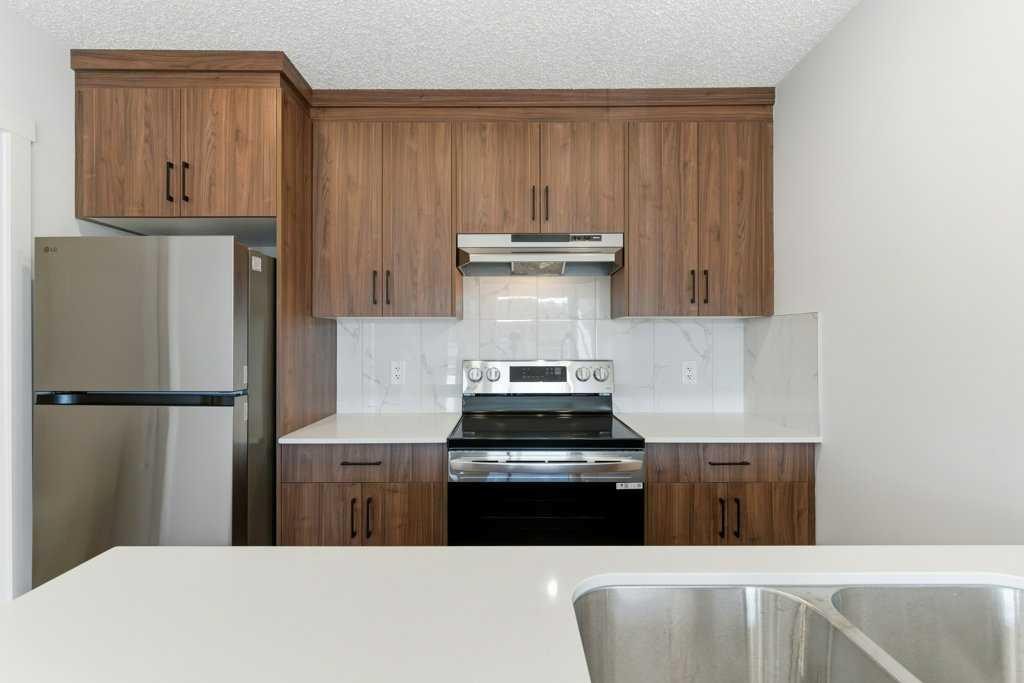 102-156 Park Street, Cochrane, AB - Indoor Photo Showing Kitchen With Double Sink