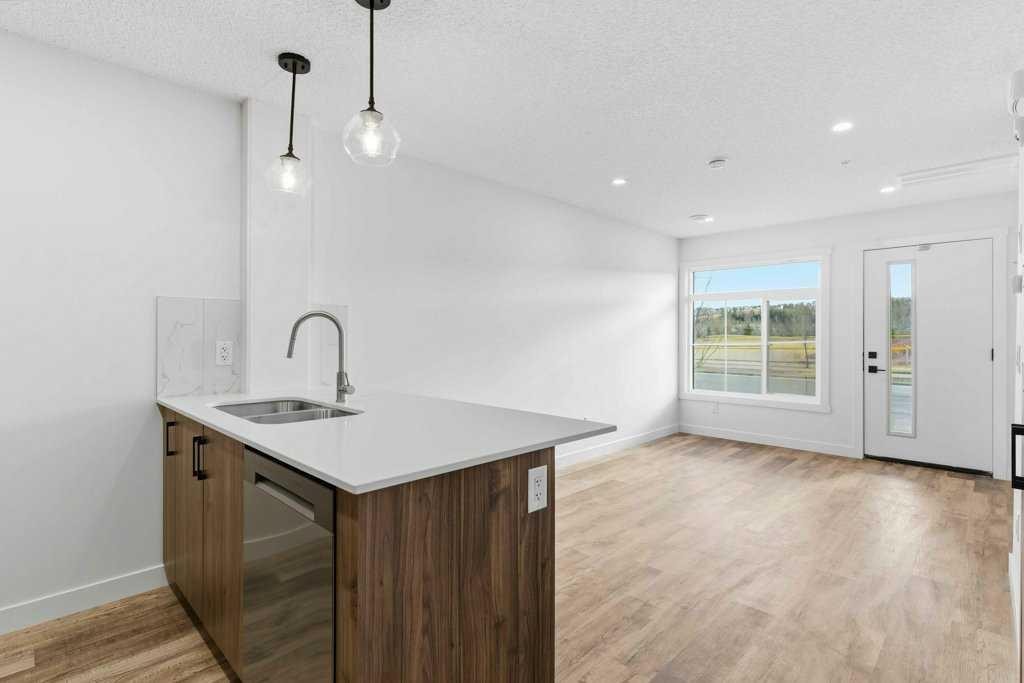 102-156 Park Street, Cochrane, AB - Indoor Photo Showing Kitchen With Double Sink