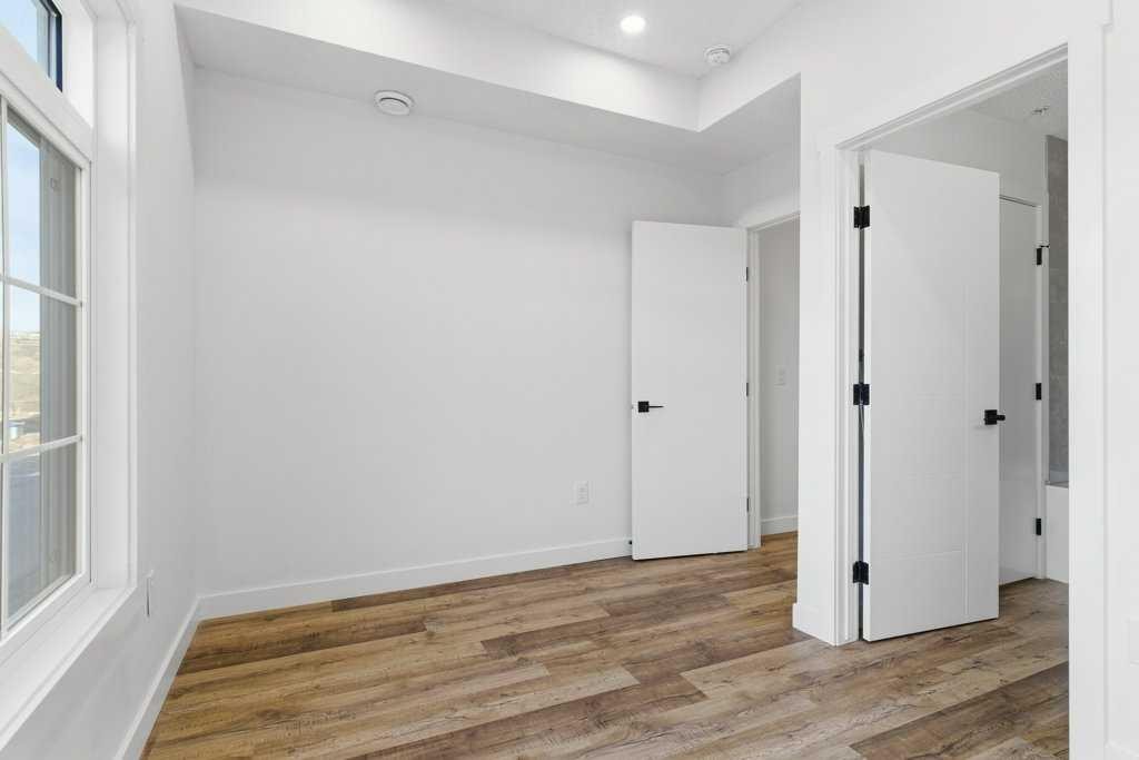 102-156 Park Street, Cochrane, AB - Indoor Photo Showing Other Room