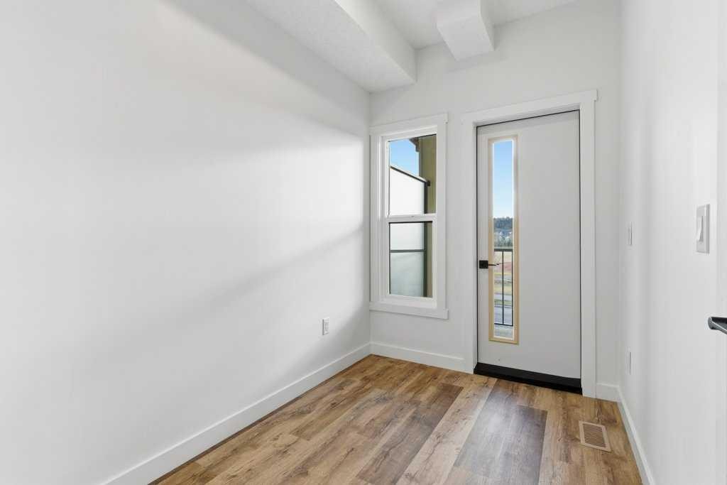 102-156 Park Street, Cochrane, AB - Indoor Photo Showing Other Room