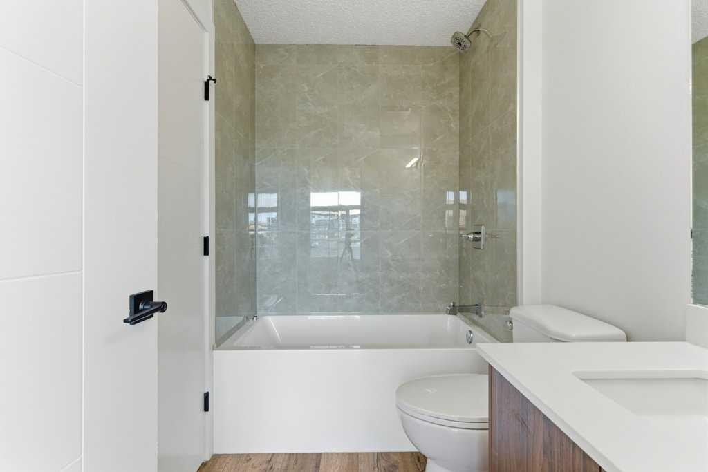 102-156 Park Street, Cochrane, AB - Indoor Photo Showing Bathroom