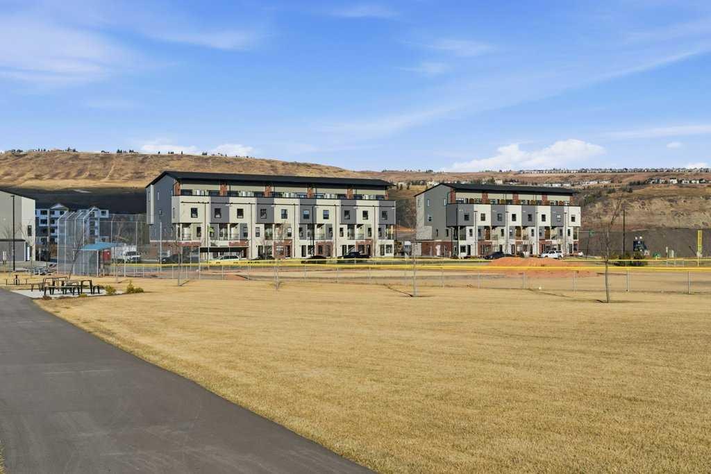 102-156 Park Street, Cochrane, AB - Outdoor