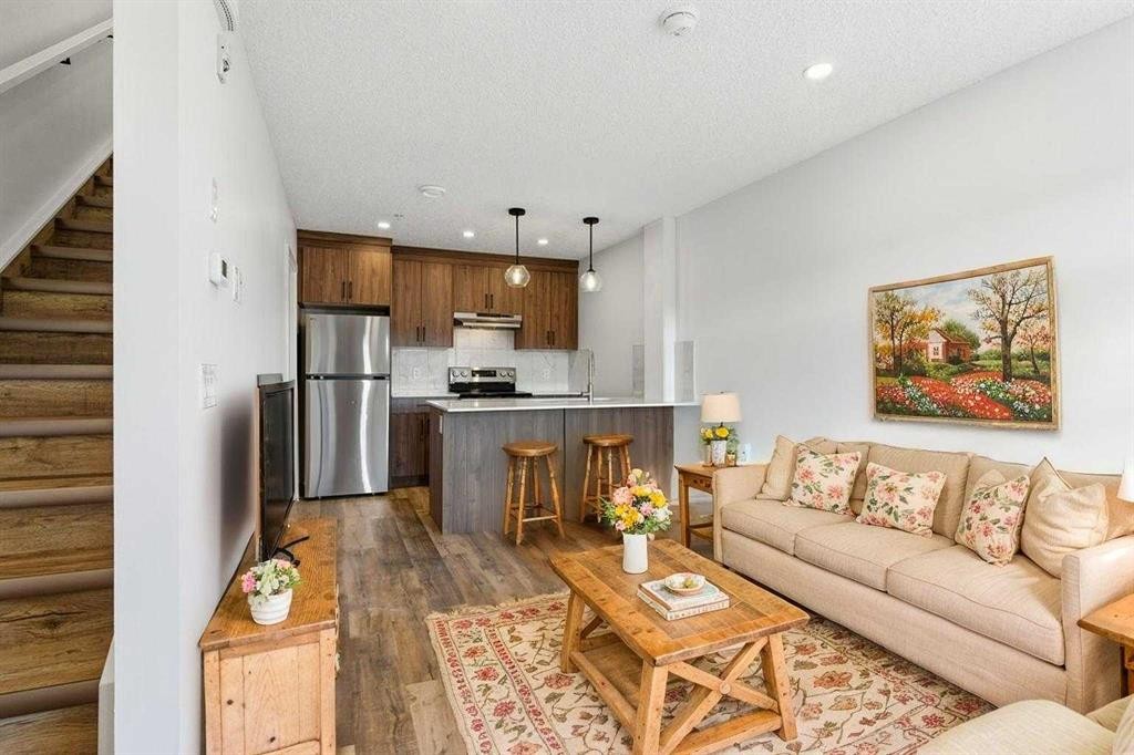 102-156 Park Street, Cochrane, AB - Indoor Photo Showing Living Room