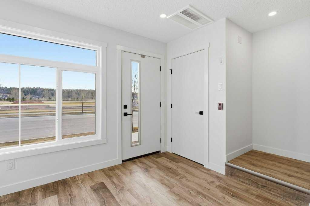 102-156 Park Street, Cochrane, AB - Indoor Photo Showing Other Room