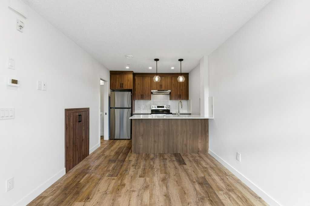 102-156 Park Street, Cochrane, AB - Indoor Photo Showing Kitchen