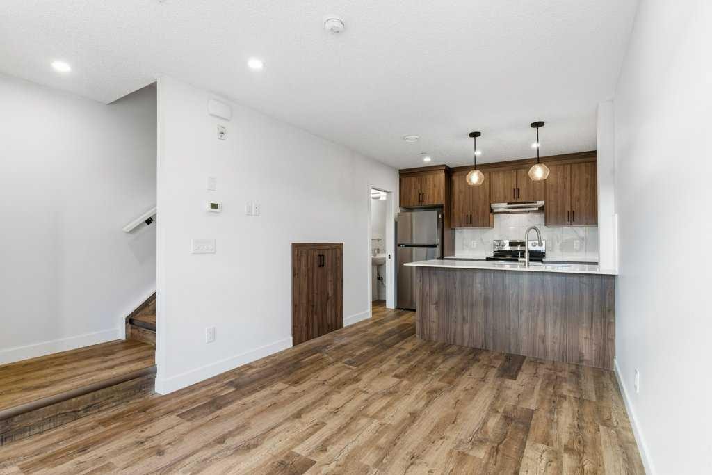 102-156 Park Street, Cochrane, AB - Indoor Photo Showing Kitchen