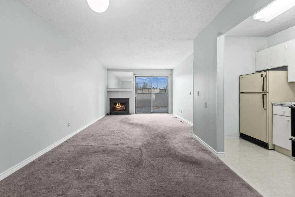 105-3500 Varsity Drive Nw, Calgary, AB - Indoor Photo Showing Kitchen