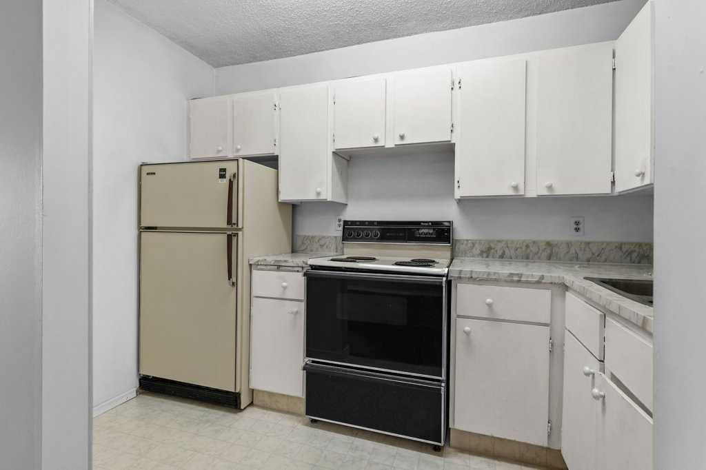 105-3500 Varsity Drive Nw, Calgary, AB - Indoor Photo Showing Kitchen