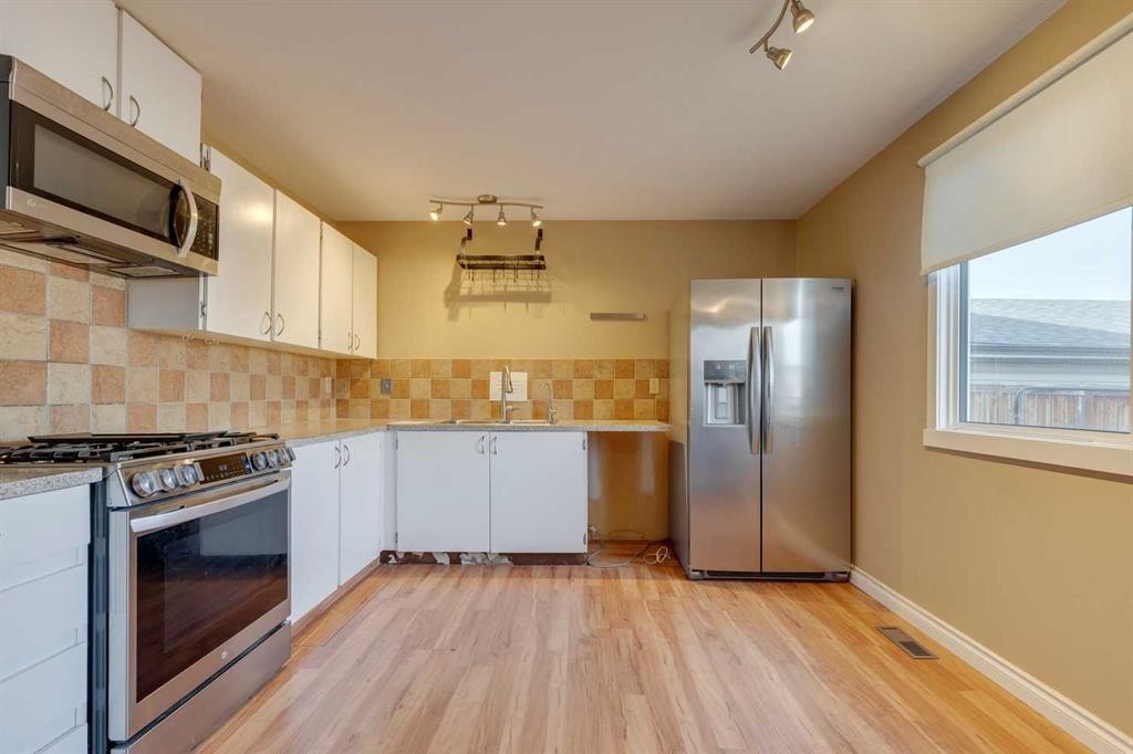 16 Abalone Crescent Ne, Calgary, AB - Indoor Photo Showing Kitchen