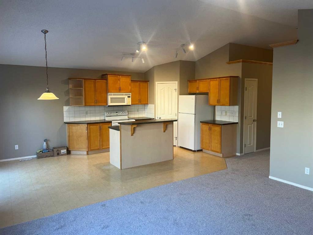 40 Bridlewood Gardens Sw, Calgary, AB - Indoor Photo Showing Kitchen