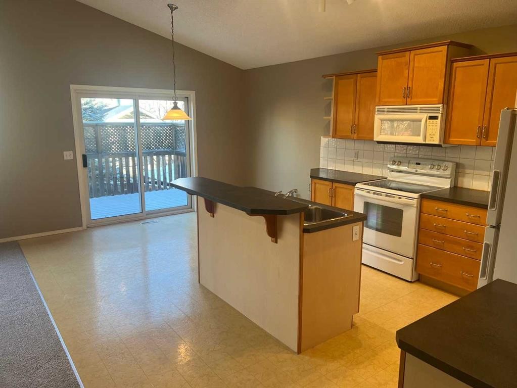 40 Bridlewood Gardens Sw, Calgary, AB - Indoor Photo Showing Kitchen