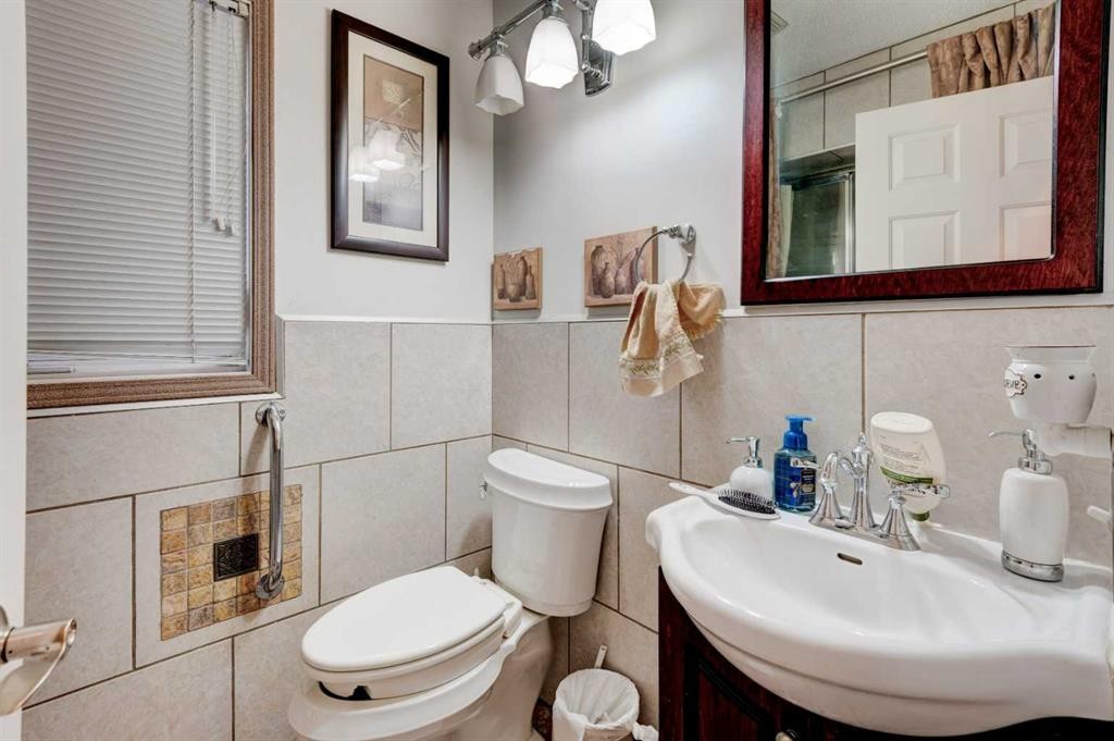 414 Mt Cornwall Circle Se, Calgary, AB - Indoor Photo Showing Bathroom